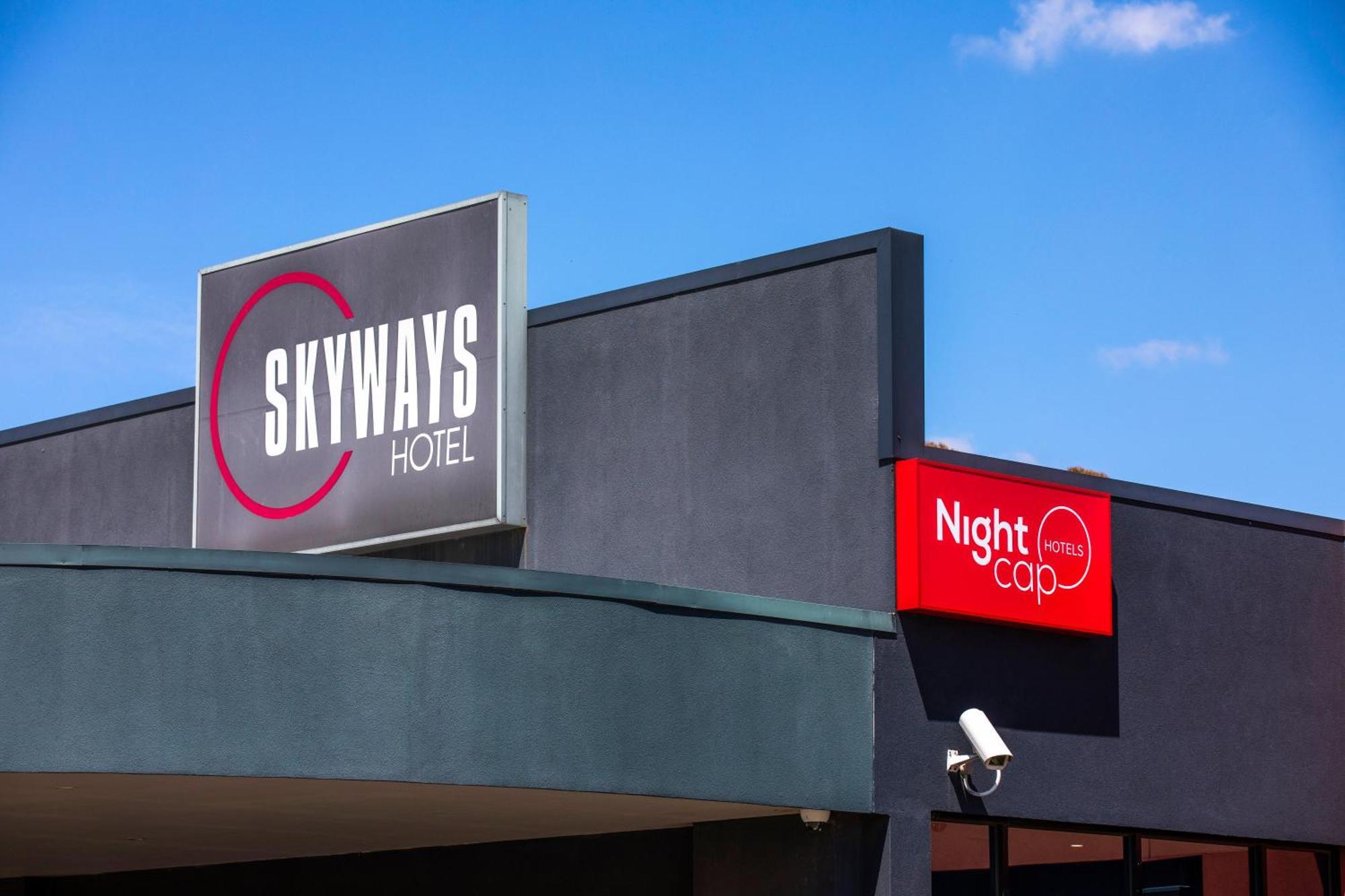 Nightcap At Skyways Hotel Melbourne Exteriör bild